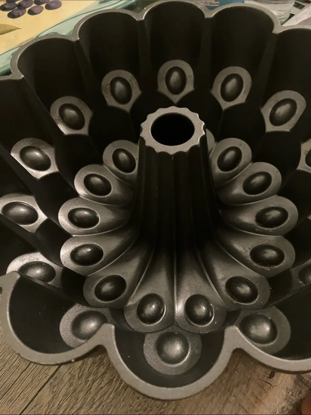 Wilton Dimensions Metallic Gray Decorative Bundt Pan